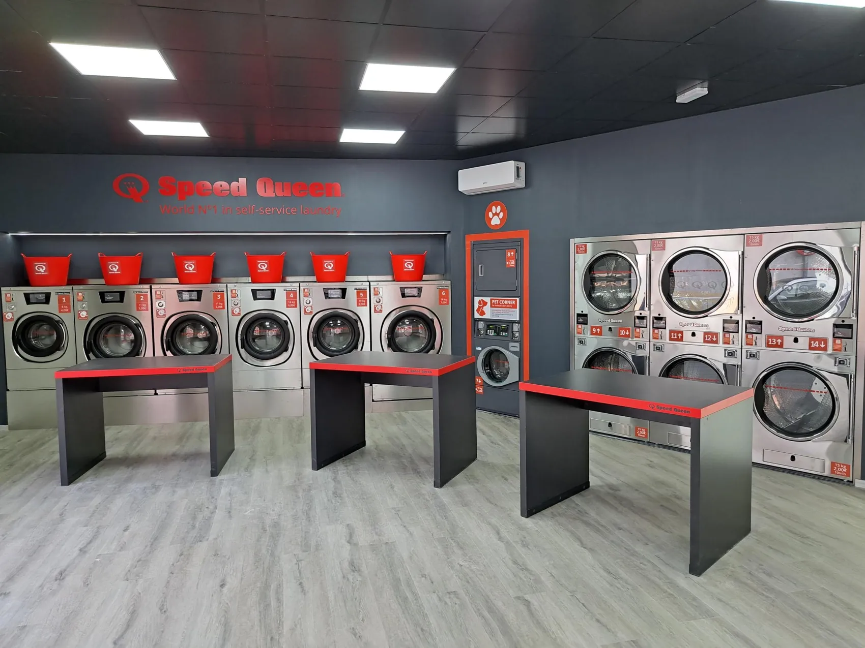 Lavadoras profesionales Speed Queen en una lavandería Gira Gira